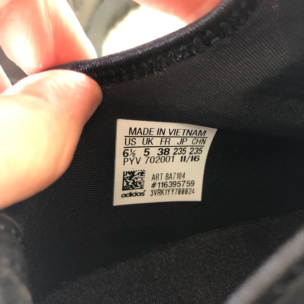 Adidas black sneaker size 6.5 7 - Picture 5 of 8